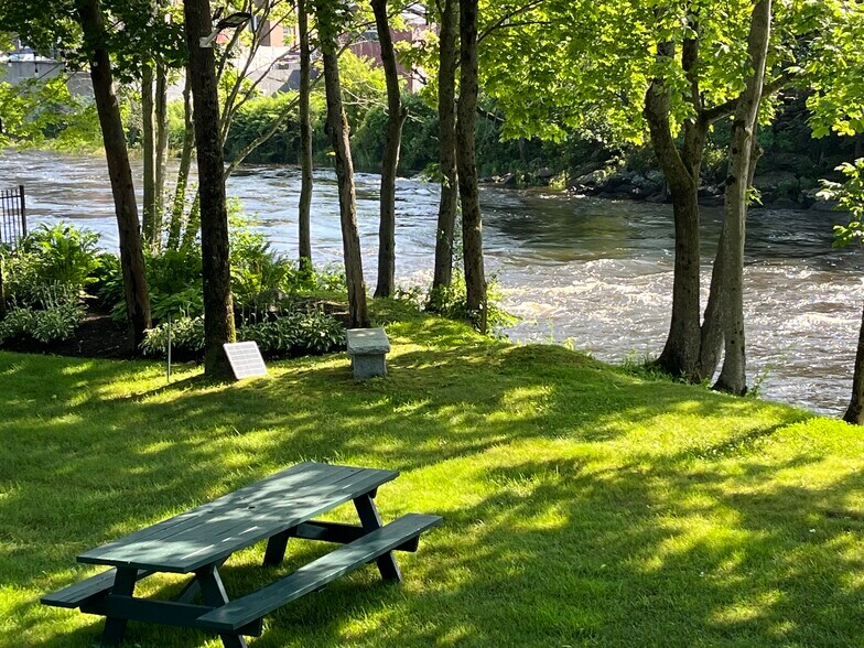 More Photos Of 8 South St, Ellsworth General Retail For Sale