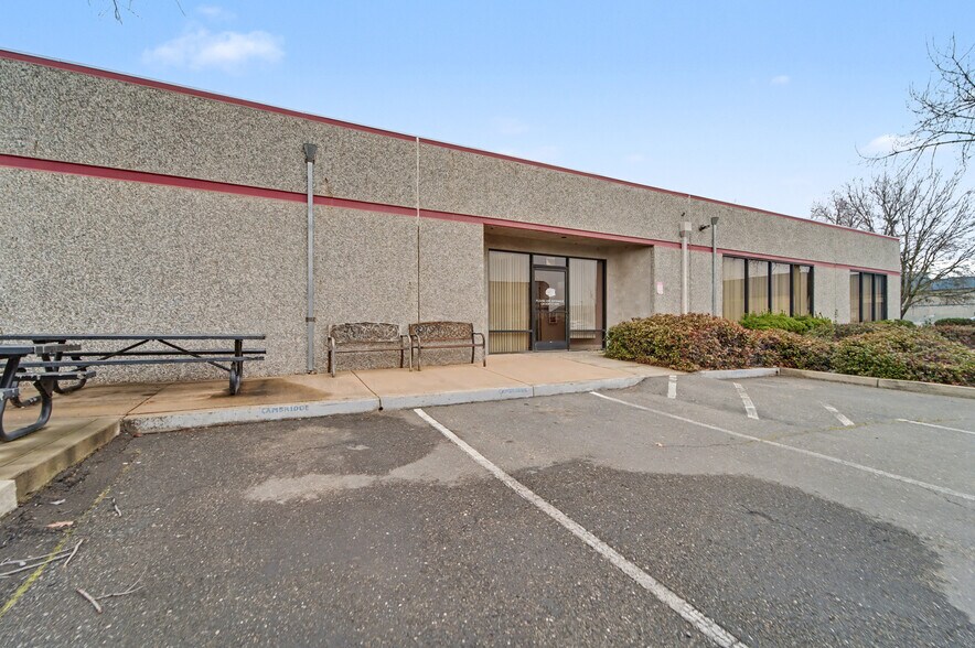 More Photos Of 990 Klamath Ln, Yuba City Flex For Lease