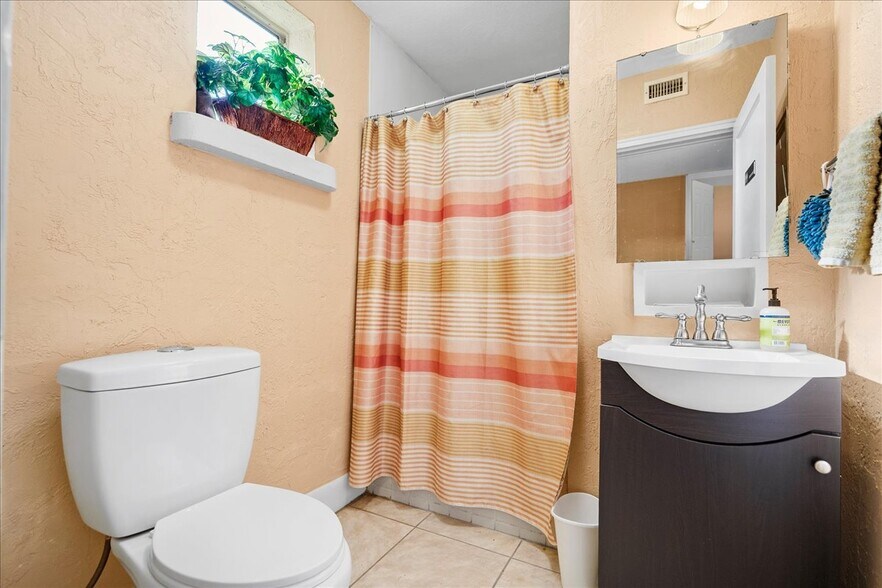 More Photos Of 15325 North Main St, Jacksonville Flex For Sale