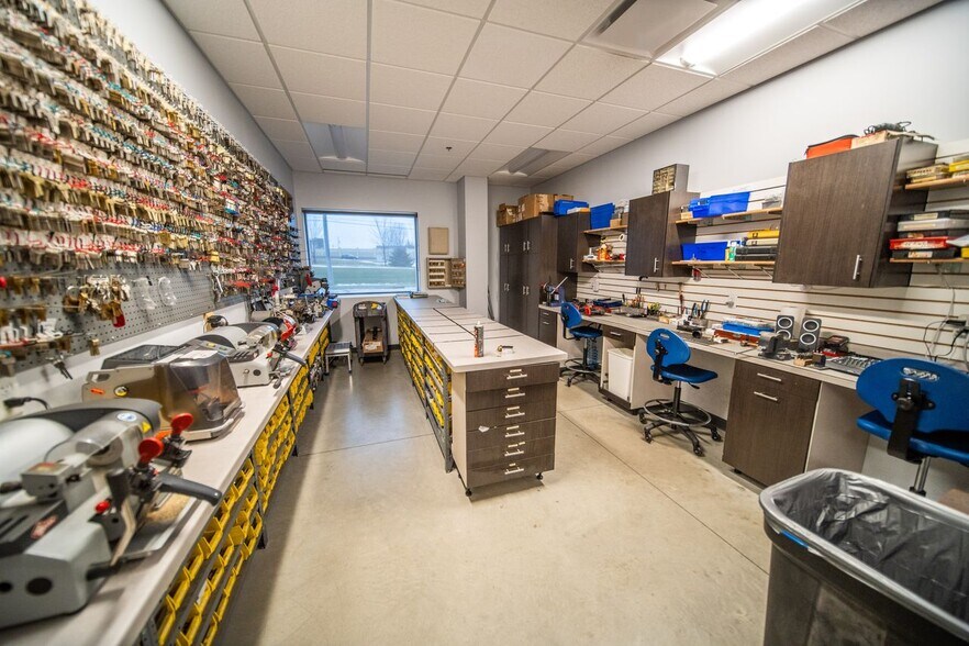 More Photos Of 1820 14th St NW, Rochester Showroom For Sale