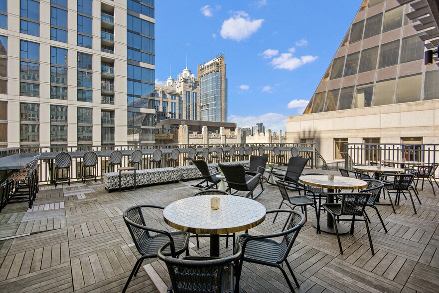 More Photos Of 182 W Lake St, Chicago Apartments For Lease