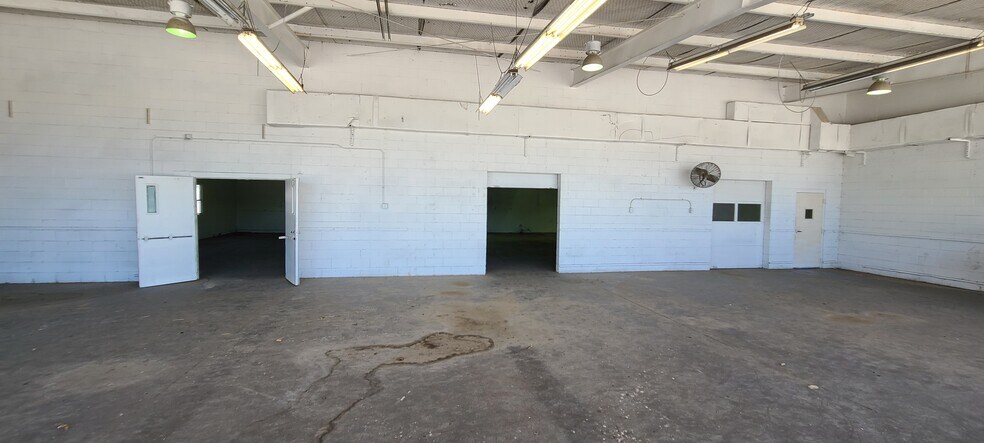 More Photos Of 3415 Banning St, Dallas Industrial For Sale