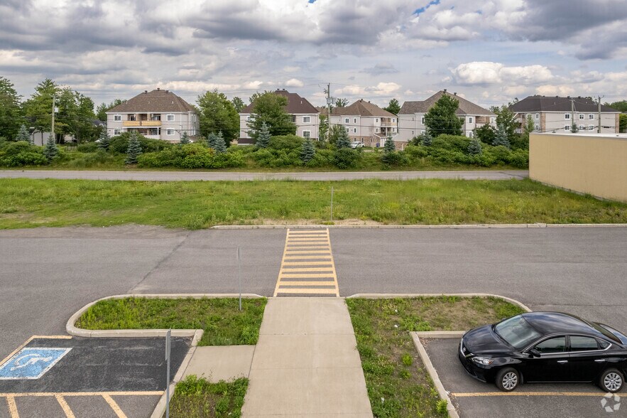 More Photos Of 2785 Boul De La Pinière, Terrebonne Unknown For Lease