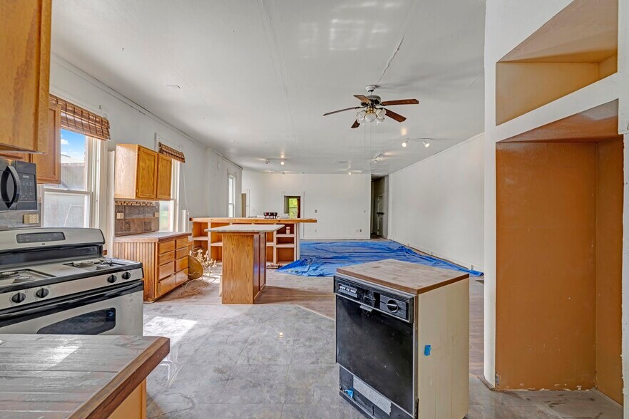 More Photos Of 122 W Main St, Florence Storefront For Sale