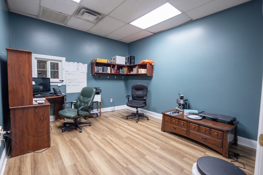 More Photos Of 267 N Graham St, Bowling Green Light Distribution For Sale