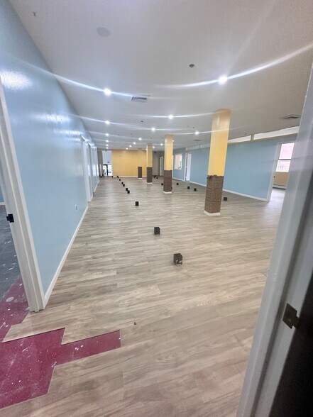 More Photos Of 1143-1147 47th Ave, Long Island City Showroom For Lease