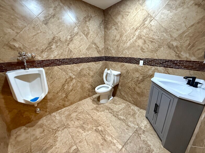 More Photos Of 1280 Rockpebble Ave, North Las Vegas Light Manufacturing For Lease