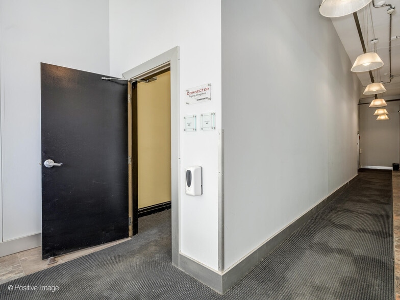 More Photos Of 3045-3047 N Lincoln Ave, Chicago Loft Creative Space For Lease