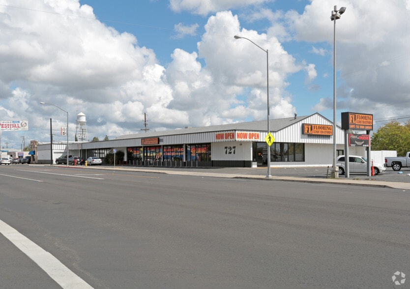 Primary Photo Of 727 Clovis Ave, Clovis Freestanding For Sale