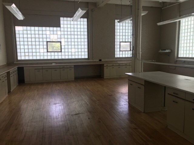 More Photos Of 126 Avenue C, Springfield Manufacturing For Sale