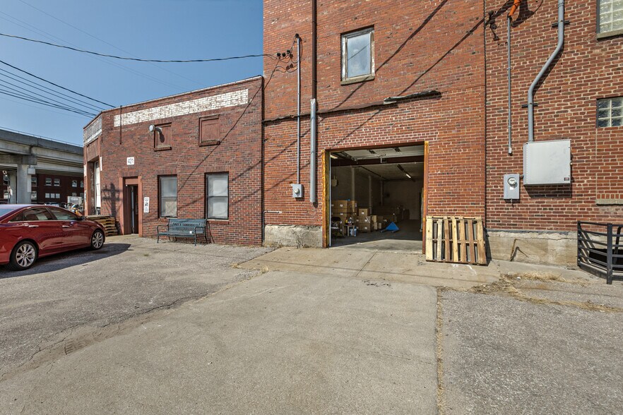 More Photos Of 415 S 7th St, Lincoln Warehouse For Lease