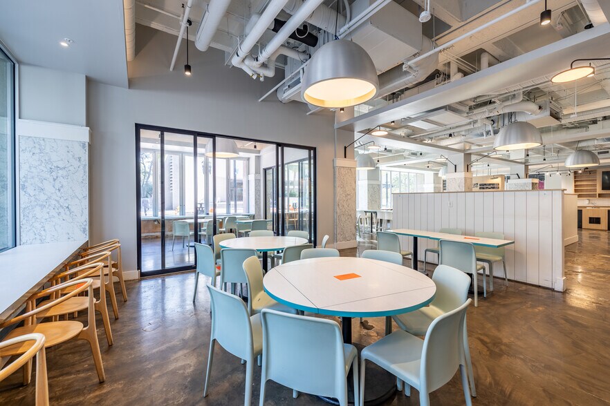 More Photos Of 100 W Bay St, Jacksonville Office For Lease