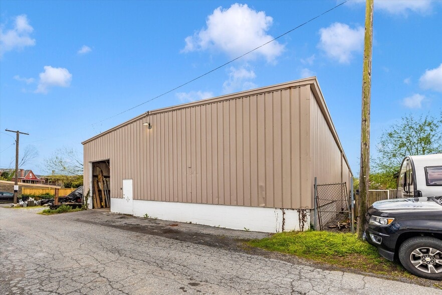 More Photos Of 329 E 2nd St, Frederick Warehouse For Lease
