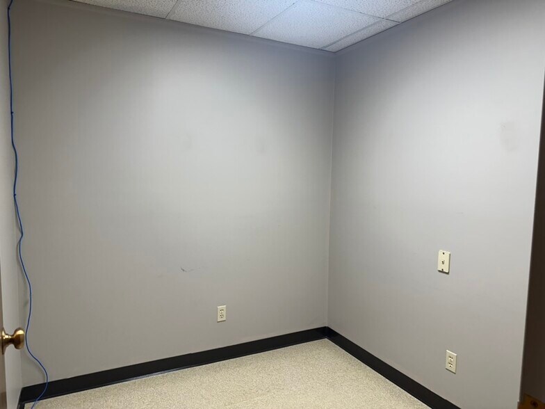 More Photos Of 2708 McGraw Dr, Bloomington Medical For Sale