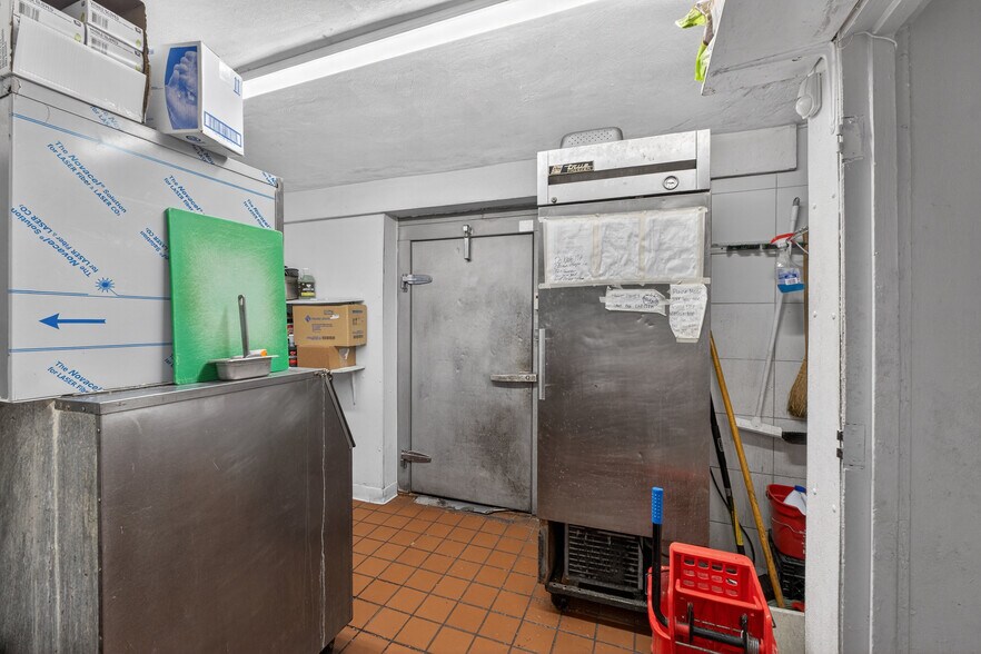 More Photos Of 8713 Gravois Rd, Saint Louis Restaurant For Lease