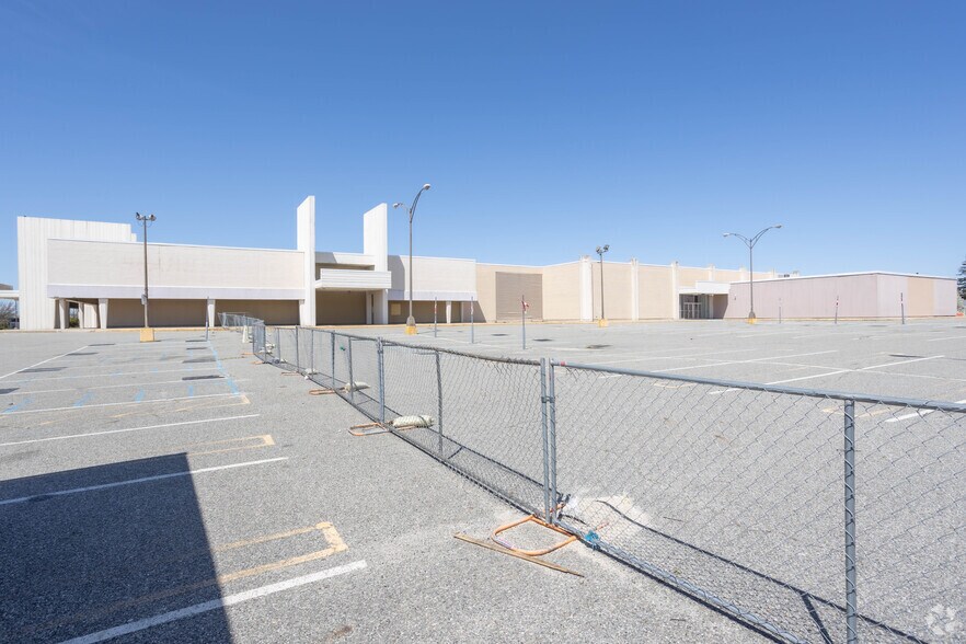 More Photos Of 195 N Broadway, Hicksville General Retail For Lease