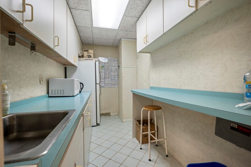 More Photos Of 18 Sheppard Pl, Edison Office For Lease