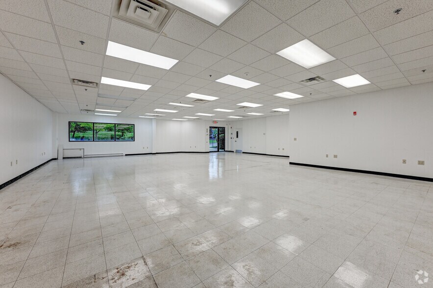 More Photos Of 45 Turner Dr, Middletown Warehouse For Lease