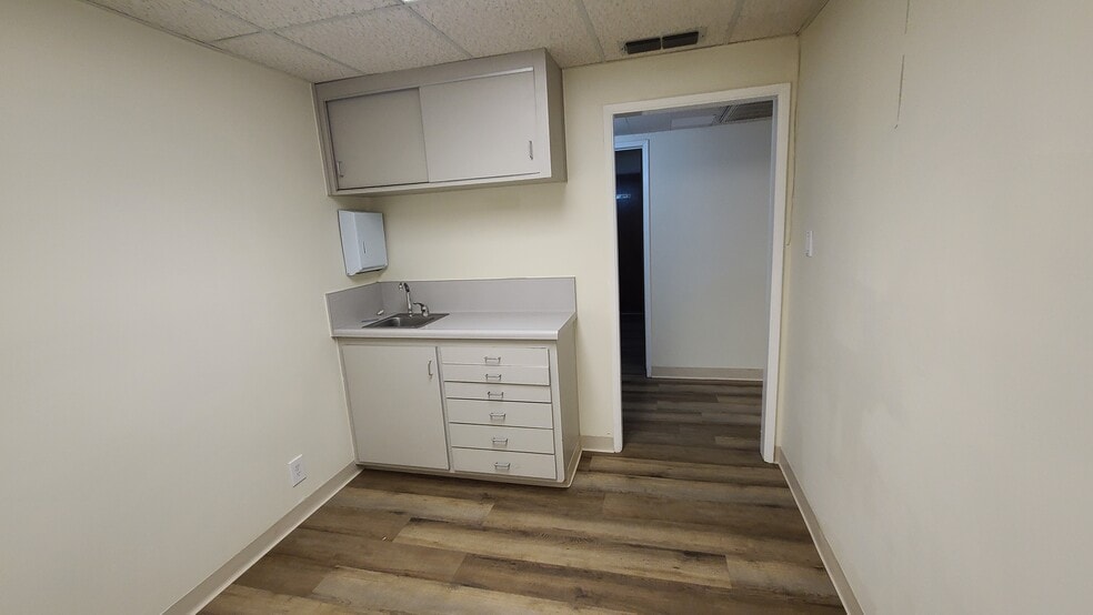 More Photos Of 215 China Grade Loop, Bakersfield Medical For Sale