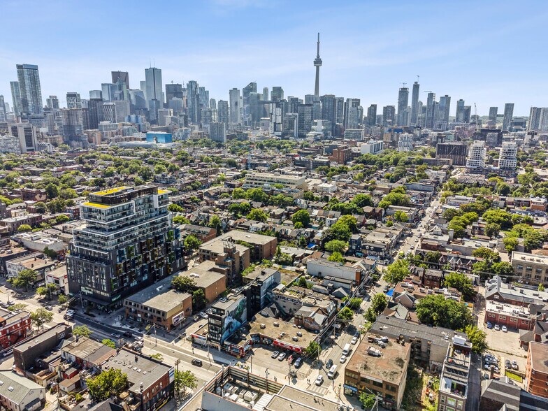 More Photos Of 335 College St, Toronto Apartments For Sale