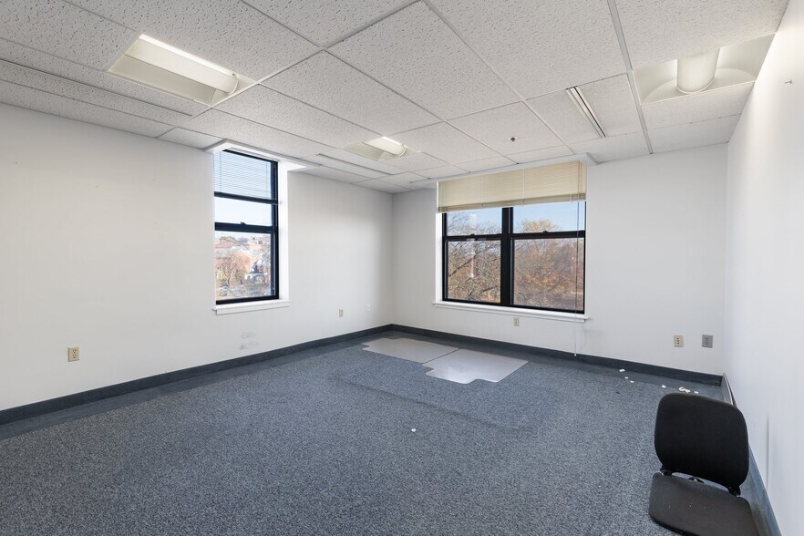 More Photos Of 19-25 Main St, Hartford Office Residential For Sale