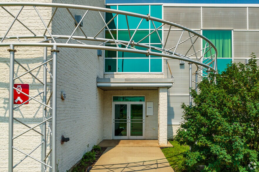 More Photos Of 1555 Boul Lionel-Boulet, Varennes Office For Lease