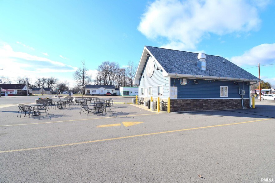 More Photos Of 102 N Park St, Sesser Restaurant For Sale