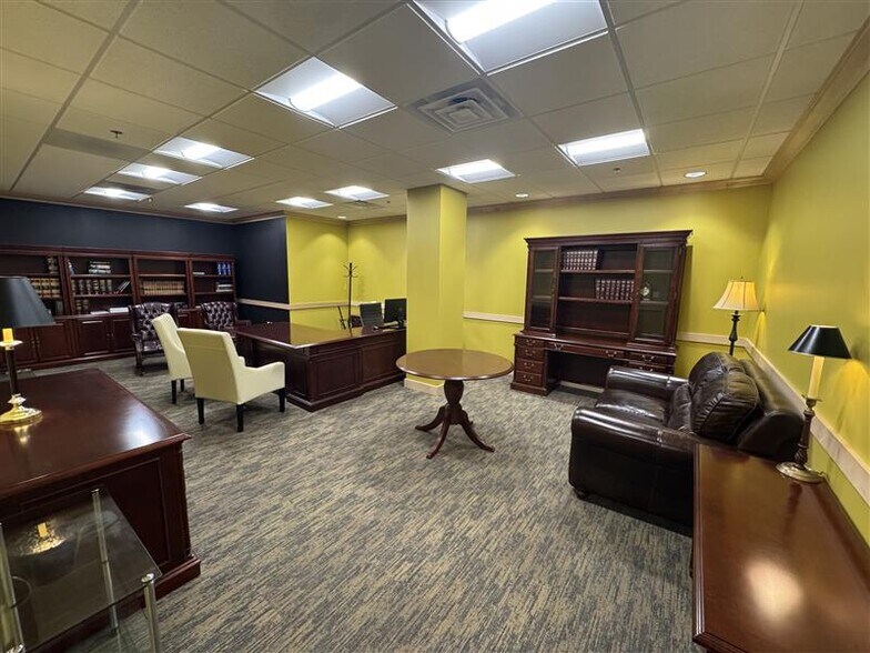 More Photos Of 117 Perspective Dr, Granger Office For Lease