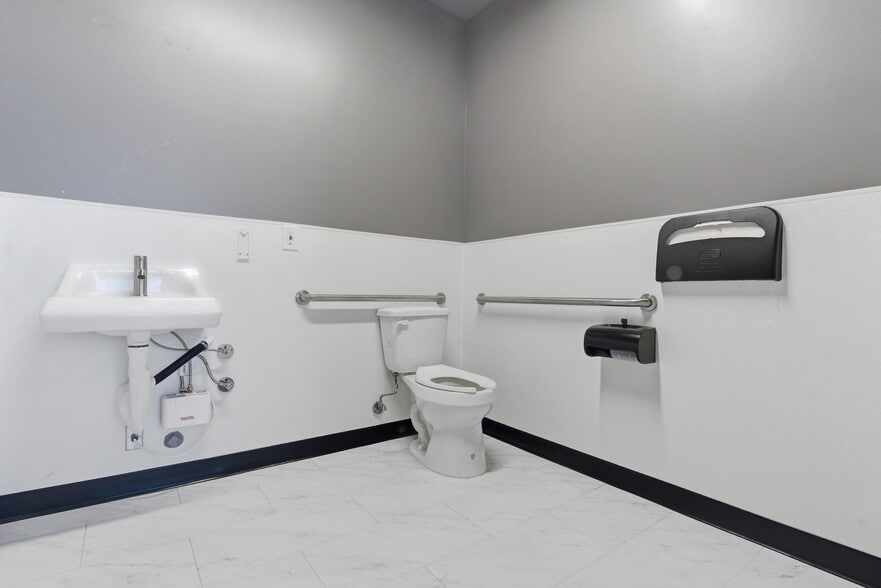 More Photos Of 685 E Grand Blvd, Corona Storefront Retail Office For Lease