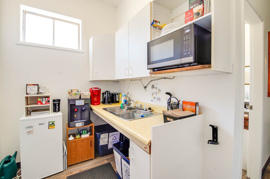 More Photos Of 4918 Napier St, Port Alberni Flex For Sale