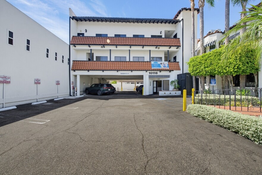 More Photos Of 10116-10120 Riverside Dr, Toluca Lake Office For Sale