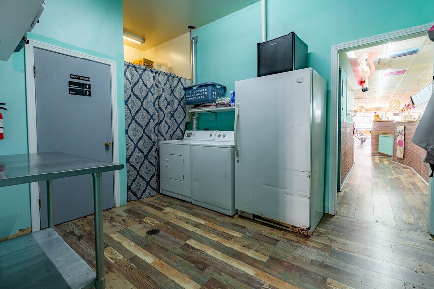 More Photos Of 105 N Main St, Hallettsville Restaurant For Sale