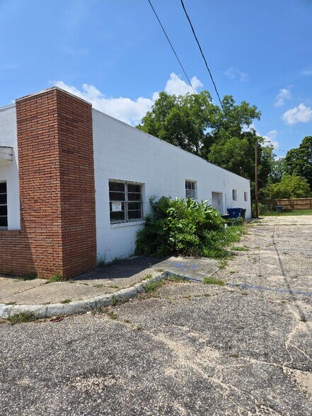 More Photos Of 626 W Carolina Ave, Hartsville Showroom For Sale