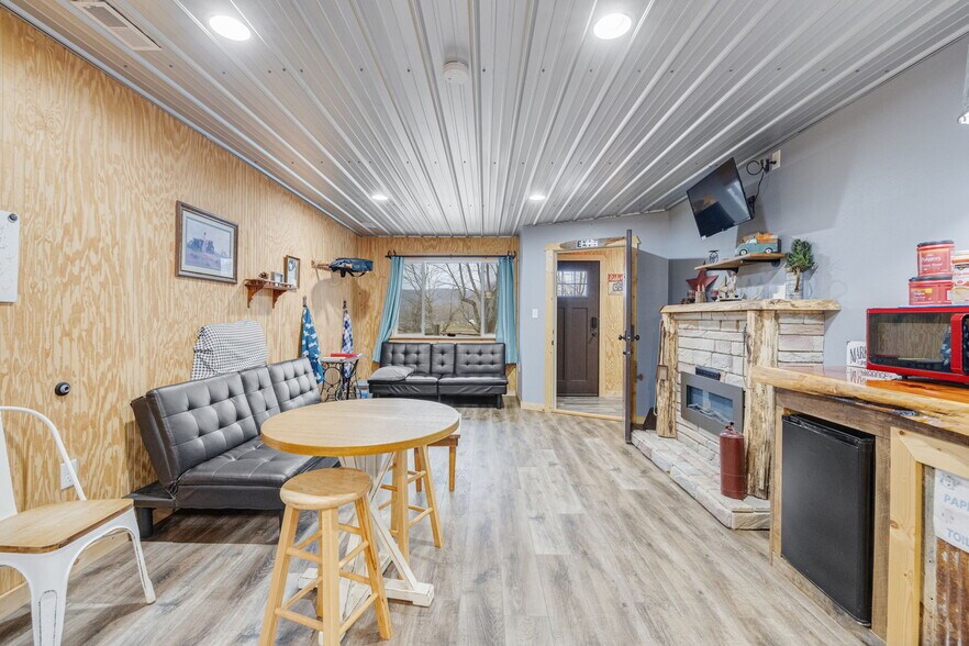 More Photos Of 714 N Saint Mary St, Pilot Knob Freestanding For Sale