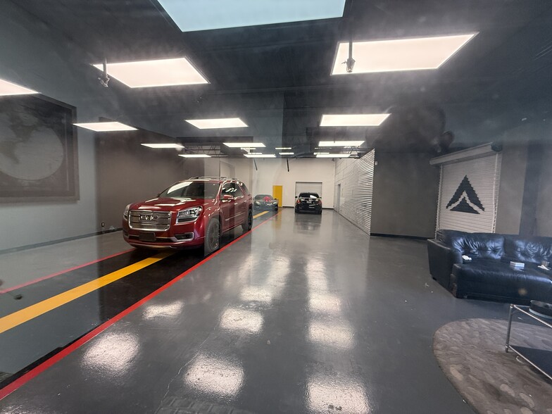 More Photos Of 1365 Regal Row, Dallas Distribution For Sale