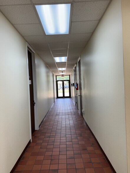 More Photos Of 2006 Broadway St, Pearland Medical For Lease