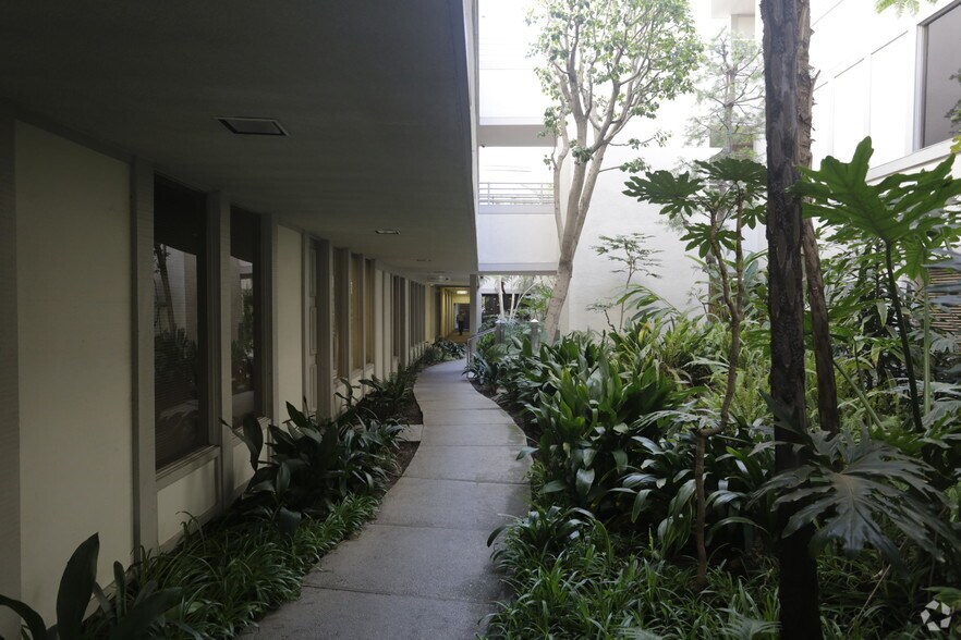 More Photos Of 2001 S Barrington Ave, Los Angeles Medical For Lease