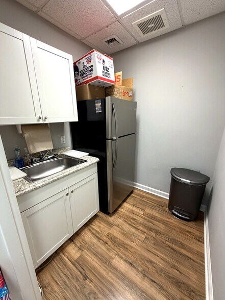 More Photos Of 410 Mill St, Mount Pleasant Office For Lease
