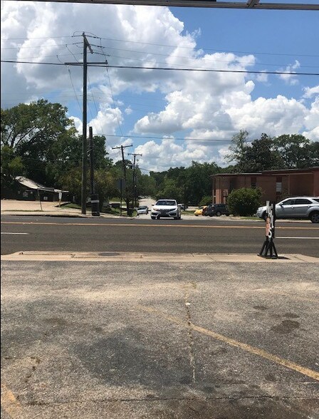 More Photos Of 1501 Sam Houston Ave, Huntsville Storefront Retail Office For Lease