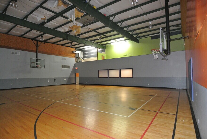 More Photos Of 2911 Brunswick Ave, New Bern Sports And Entertainment For Lease
