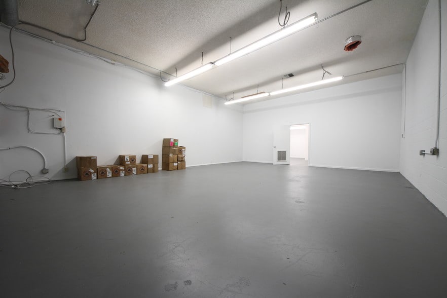 More Photos Of 3135 39th Ave N, Saint Petersburg Light Manufacturing For Lease