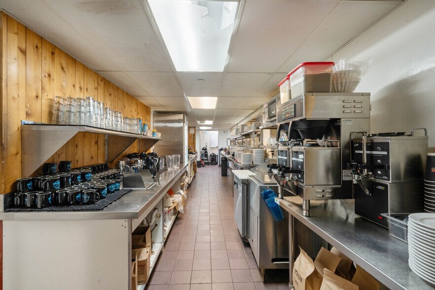 More Photos Of 329-355 S Lake Ave, Duluth General Retail For Lease