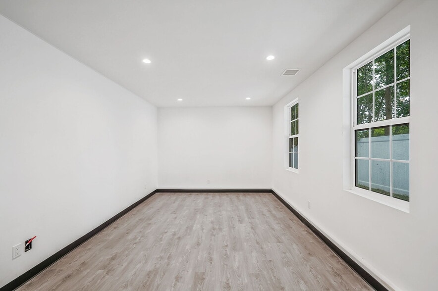 More Photos Of 533 Montauk Hwy, East Moriches Medical For Lease