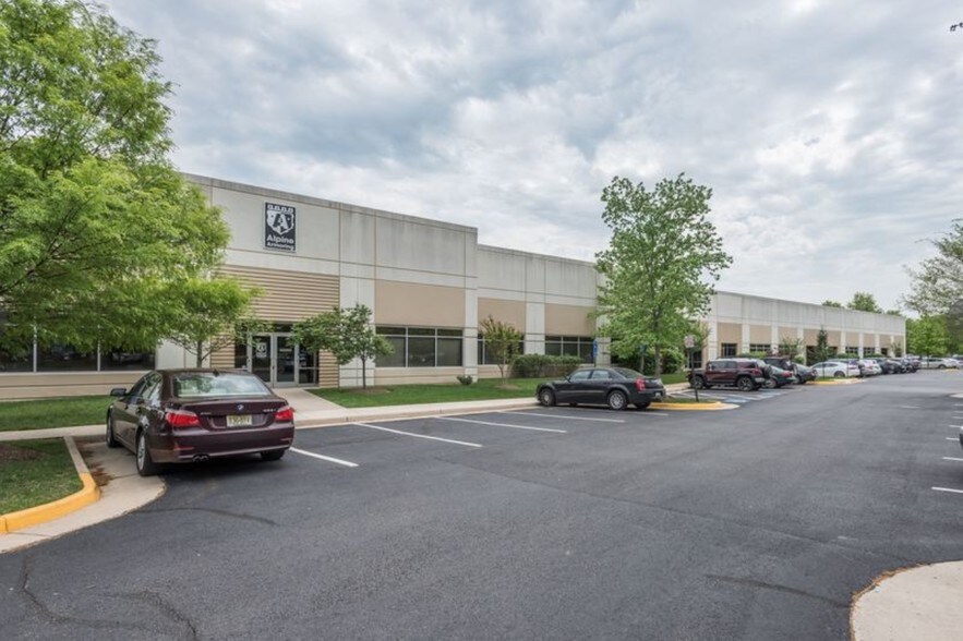 More Photos Of 4170 Lafayette Center Dr, Chantilly Light Distribution For Lease