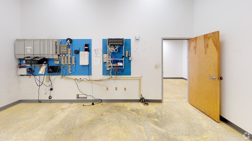 More Photos Of 18 Robert Bonazzoli Ave, Hudson Warehouse For Lease