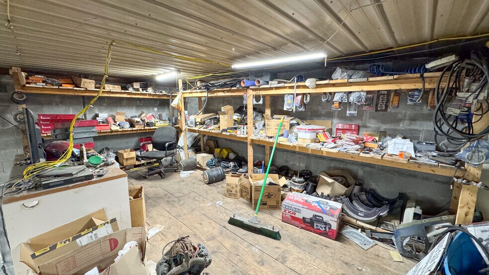 More Photos Of 801 Columbia Hwy, Greensburg Flex For Sale