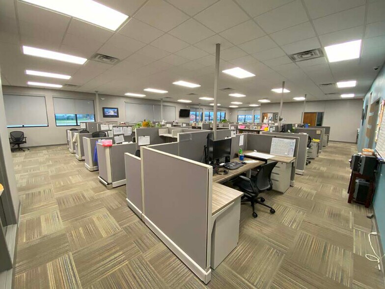 More Photos Of 2021 Goose Lake Rd, Sauget General Retail For Lease