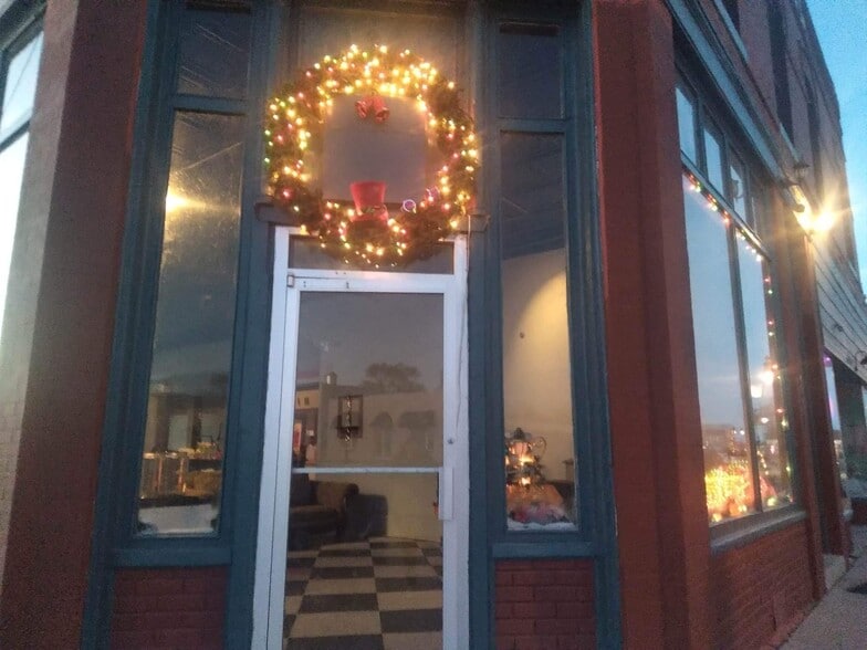 More Photos Of 128 S Main St, Holly Hotel For Sale