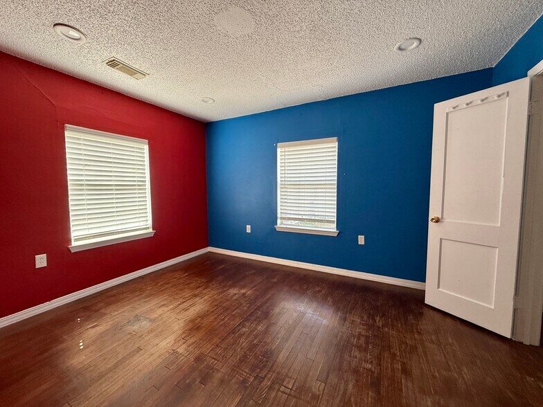 More Photos Of 2013 Blalock Rd, Houston Warehouse For Lease