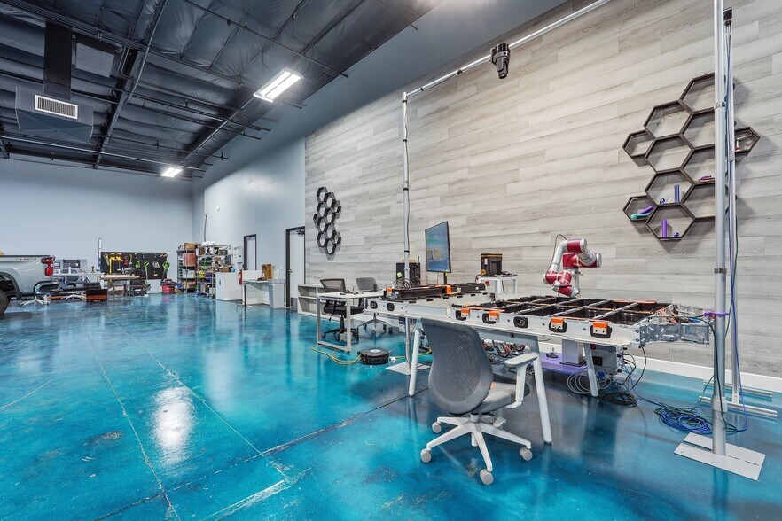 More Photos Of 3401 E Harbour Dr, Phoenix Light Manufacturing For Lease